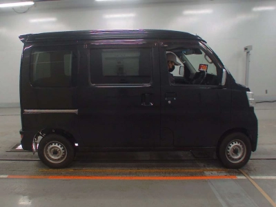 TOYOTA PIXIS VAN