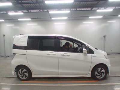 HONDA FREED SPIKE HYBRID