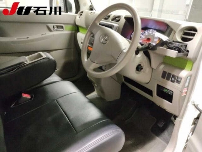TOYOTA PIXIS SPACE