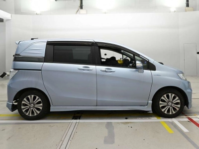 HONDA FREED SPIKE HYBRID