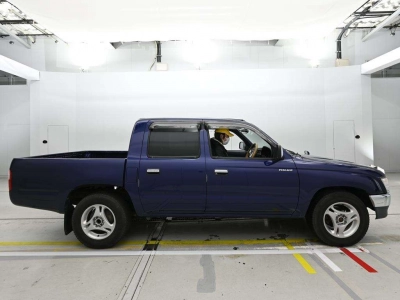 TOYOTA HILUX SPORTS PICK UP