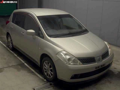 NISSAN TIIDA