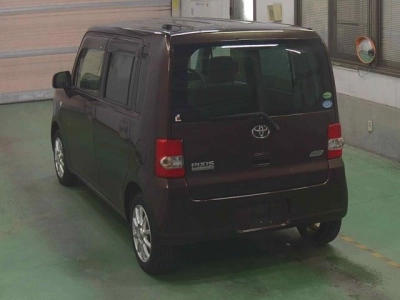 TOYOTA PIXIS SPACE