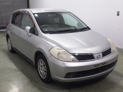 NISSAN TIIDA