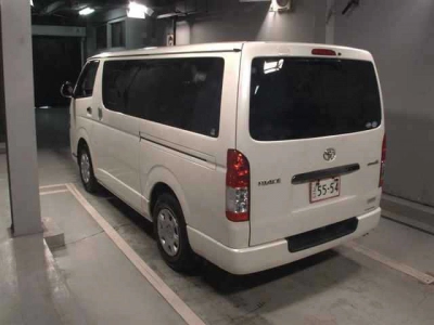 TOYOTA HIACE VAN