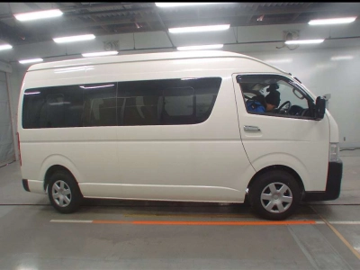 TOYOTA HIACE COMMUTER