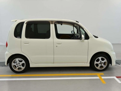 DAIHATSU MOVE LATTE