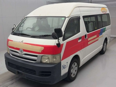 TOYOTA HIACE COMMUTER