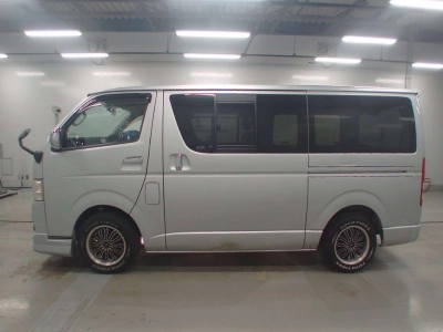 TOYOTA REGIUS VAN