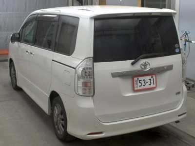 TOYOTA VOXY