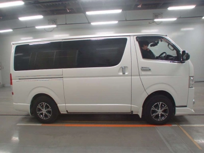 TOYOTA REGIUS VAN