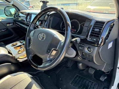TOYOTA HIACE VAN