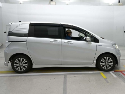 HONDA FREED SPIKE HYBRID