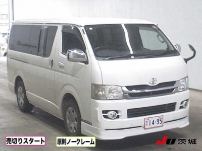 TOYOTA HIACE VAN