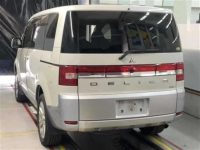 MITSUBISHI DELICA D:5