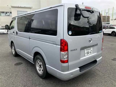 TOYOTA HIACE VAN