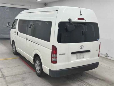 TOYOTA HIACE COMMUTER