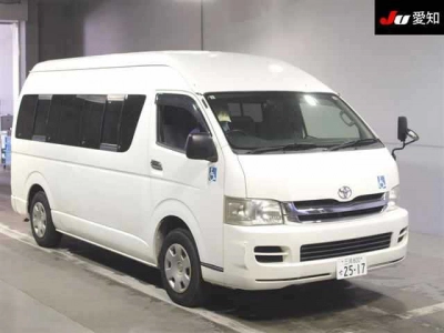 TOYOTA HIACE COMMUTER