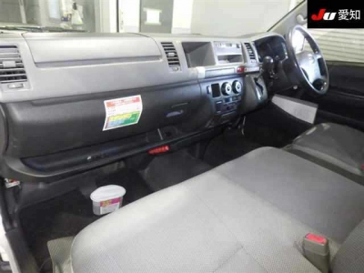 TOYOTA HIACE COMMUTER