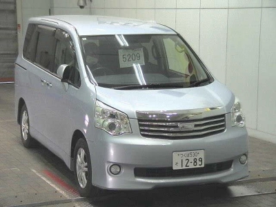 TOYOTA NOAH