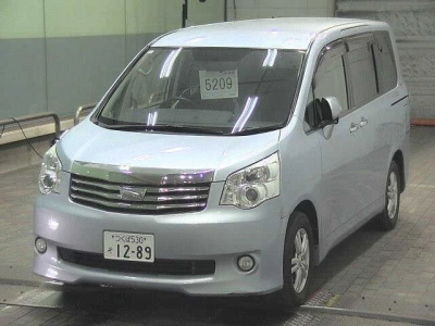 TOYOTA NOAH