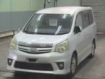 TOYOTA NOAH
