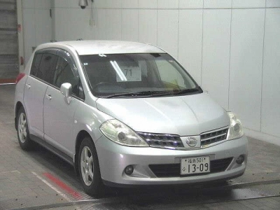 NISSAN TIIDA