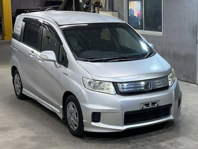 HONDA FREED SPIKE HYBRID