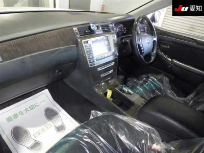 TOYOTA CROWN MAJESTA