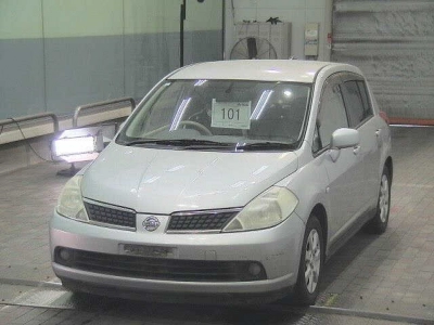 NISSAN TIIDA