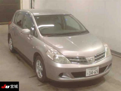 NISSAN TIIDA