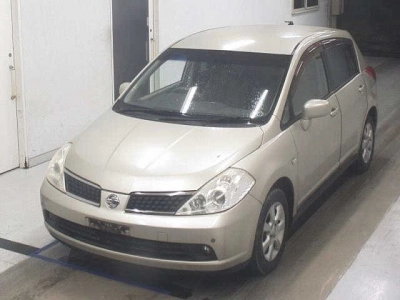 NISSAN TIIDA