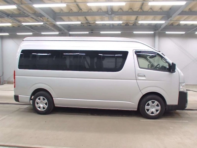 TOYOTA HIACE COMMUTER