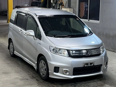 HONDA FREED SPIKE HYBRID