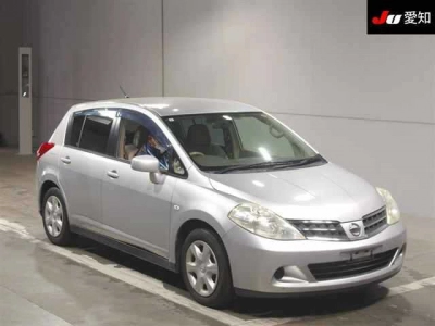 NISSAN TIIDA