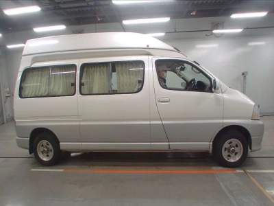 TOYOTA GRAND HIACE
