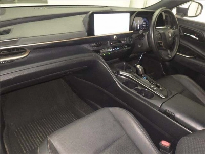 TOYOTA CROWN CROSSOVER