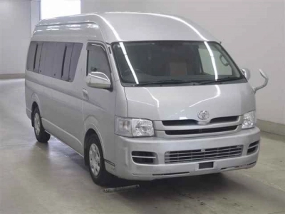 TOYOTA HIACE COMMUTER