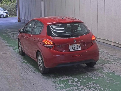 PEUGEOT 208