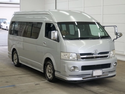 TOYOTA HIACE COMMUTER
