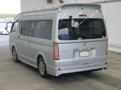 TOYOTA HIACE COMMUTER