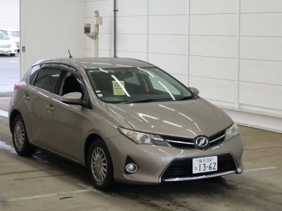 TOYOTA AURIS