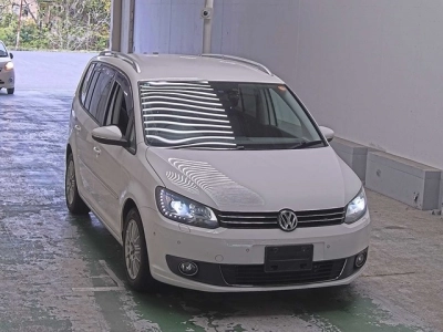 VOLKSWAGEN GOLF TOURAN