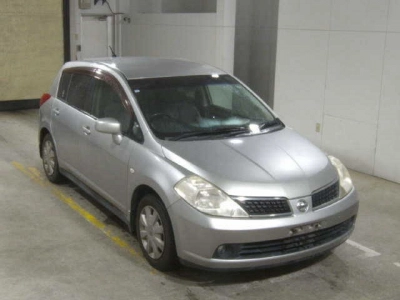 NISSAN TIIDA