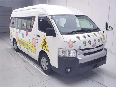 TOYOTA HIACE COMMUTER