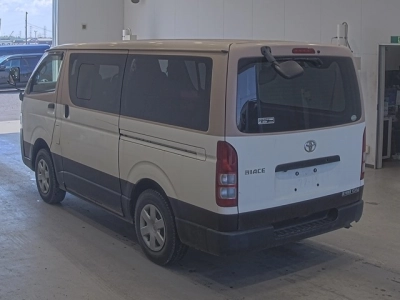 TOYOTA HIACE