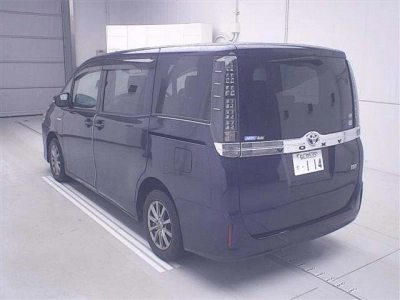 TOYOTA VOXY