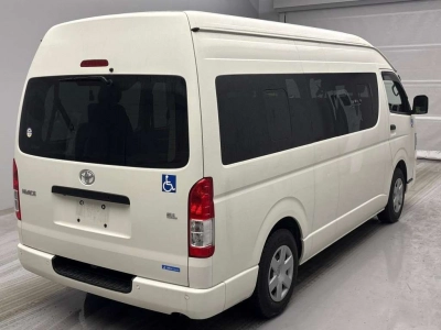 TOYOTA HIACE COMMUTER