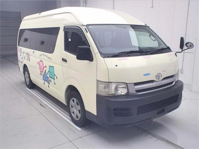 TOYOTA HIACE COMMUTER
