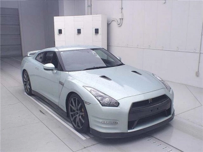 NISSAN GT-R